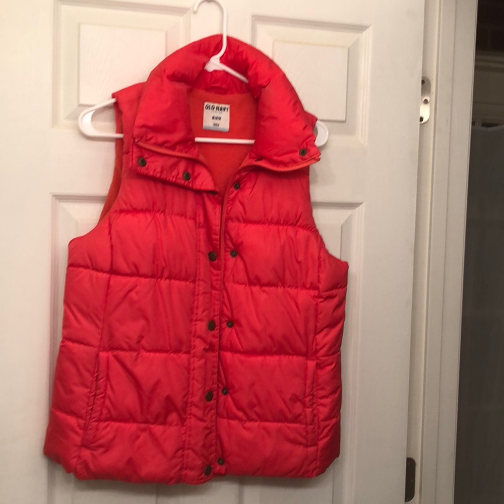 Old Navy Women’s medium Robbie Red puffy vest